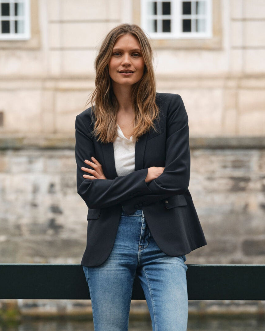 Modelshot / Salute Navy / Detail